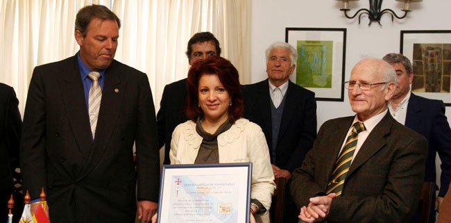  Pilar Pin recibió el sello conmemorativo del 130 aniversario del Centro Gallego.