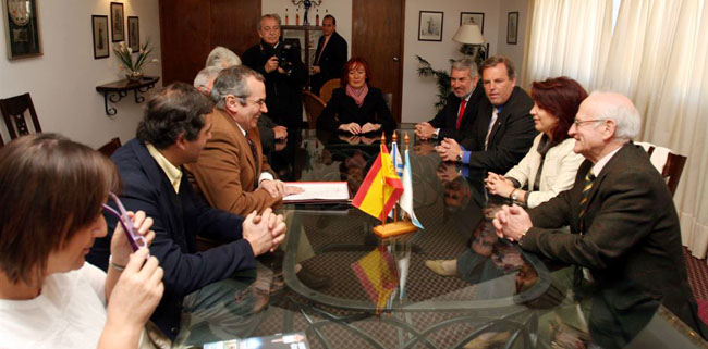 La directoral de la Ciudadanía Española en el Exterior se reunió con la directiva del Centro Gallego de Montevideo.