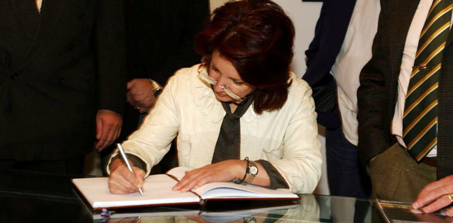 Pilar Pin firma en el libro del Centro Gallego.