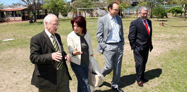 La responsable de Emigración del Gobierno español visitó el Centro Gallego de Carrasco.