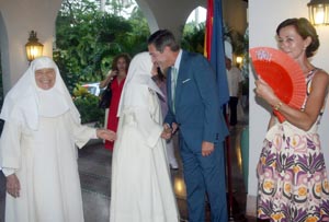  El embajador, Manuel Cacho, y su esposa recibieron a los invitados.