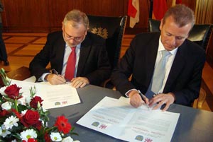  Los alcaldes Ocaña y Maly firman el protocolo de hermanamiento.