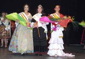 La nueva reina, Macarena Vila Caranés; Noelia Grasso Trípodi, primera princesa; y Macarena Castana, segunda princesa. 