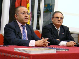  Félix Colsa –a la izda.–, junto al presidente del Centro de Castilla y León en Cantabria, Fernando Guerra.