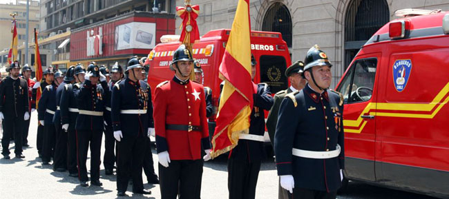 Desfile con la bandera de España y de la Conabech, ante el camión.