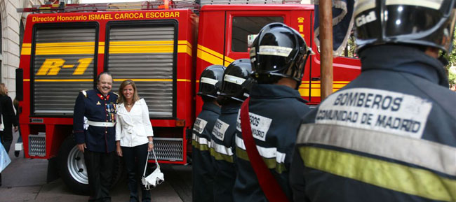 Victoria Cristóbal y Andrés Salinas, ante el camión custodiado por bomberos madrileños.