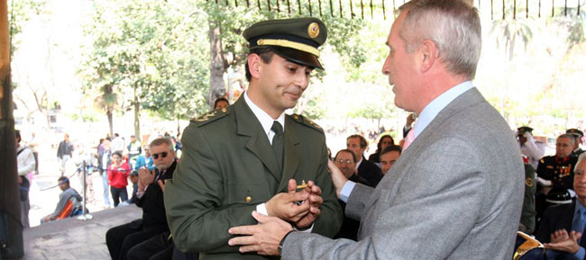 El director general de Protección Ciudadana de Madrid entrega de llaves del camión de bomberos al jefe de la unidad. 