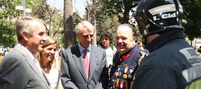 El presidente de Conabech conversa con las autoridades de Madrid y un bombero madrileño.