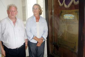  José Martín Montes e Isabel Jiménez develaron la placa que recuerda a los fundadores de la sociedad.