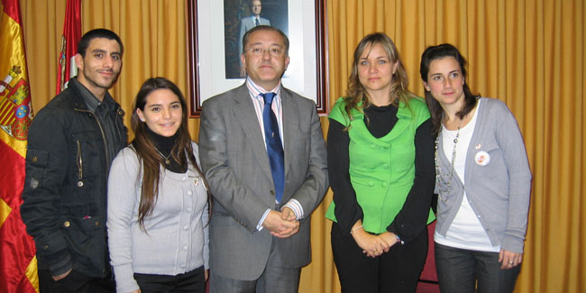  Félix Colsa -en el centro- con algunos de los participantes. 