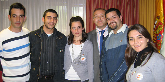 El director general posó con los diferentes grupos participantes.