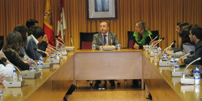 Félix Colsa recibió a los participantes de 'Viaje a las raíces'.