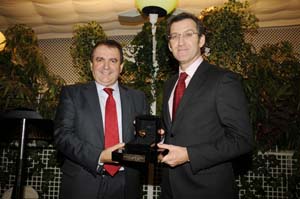 Feijóo recoge el galardón de manos de Melquiades Álvarez. Feijóo recoge el galardón de manos de Melquiades Álvarez.