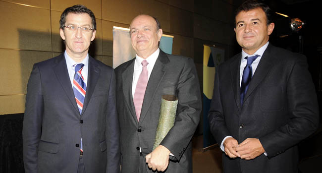 Núñez Feijó, Juan Ramón Quintás y Javier Guerra, durante la entrega del galardón. Núñez Feijó, Juan Ramón Quintás y Javier Guerra, durante la entrega del galardón.