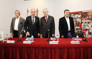 Gualberto Baña, Santiago Camba, Xosé Ramón Ónega y Alejandro Gándara, durante la presentación del libro. Gualberto Baña, Santiago Camba, Xosé Ramón Ónega y Alejandro Gándara, durante la presentación del libro.