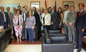 Los nuevos 15 consejeros del CRE, junto al cónsul general, uno de sus adjuntos y el canciller del Consulado General en Caracas. Los nuevos 15 consejeros del CRE, junto al cónsul general, uno de sus adjuntos y el canciller del Consulado General en Caracas.