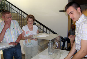 Una persona ejerce su derecho al voto en el Consulado General de Zürich. Una persona ejerce su derecho al voto en el Consulado General de Zürich.