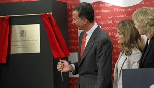 El Príncipe descubre la placa inaugural del Instituto Cervantes de Hamburgo. El Príncipe descubre la placa inaugural del Instituto Cervantes de Hamburgo.