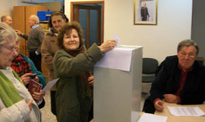 Una mujer deposita su voto en la urna instalada en el Consulado General. Una mujer deposita su voto en la urna instalada en el Consulado General.