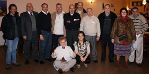 Alfredo Enríquez Badas, junto a un grupo de socios antes del almuerzo. 