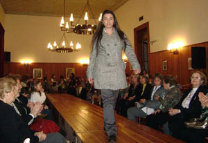 Un momento del desfile de modas que tuvo lugar en la Asociación Española de Coronel Pringles. Un momento del desfile de modas que tuvo lugar en la Asociación Española de Coronel Pringles.