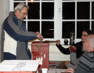 Un hombre deposita su voto en la urna. Un hombre deposita su voto en la urna.