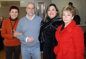 Pilar Ayra, –2ª por la derecha–, acompañada por miembros de la lista 'Crea Futuro'. Pilar Ayra, –2ª por la derecha–, acompañada por miembros de la lista 'Crea Futuro'.