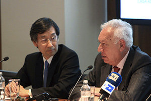 GRA262. MADRID, 16/07/2014.- El ministro de Asuntos Exteriores, José Manuel García-Margallo, junto al embajador japonés en España, Satoru Satoh (i), durante su intervención en la jornada del año dual España-Japón que se celebra en Madrid. EFE/Diego García