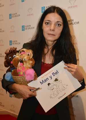 La autora con una recreación de sus personajes