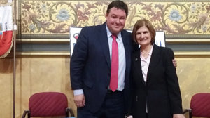 Bernardo Colsa, director de Atención Ciudadana, y María Eugenia Fernández, presidenta de la Casa de Cantabria en Lleida.