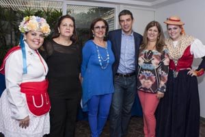 Margarita Barbuzano y Eddy Cejas, secretaria general y presidenta de Hijos del Garoé, respectivamente; y el consejero de Agricultura, Alejandro Narvay Quintero, entre otros.
