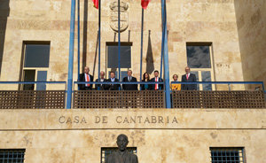 Los miembros del Gobierno de Cantabria y los directivos de la Casa de Cantabria en Madrid posan en la sede de esta última.