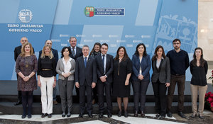 Iñigo Urkullu, Marian Elorza y Asier Vallejo, junto con el resto de participantes. 
