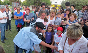 El Olentzero repartió dulces entre niños y mayores.