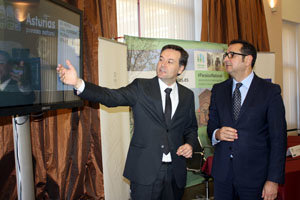 Francisco Blanco, junto al director general de Comercio y Turismo, Julio González Zapico, en la presentación de la participación de Asturias en Fitur.