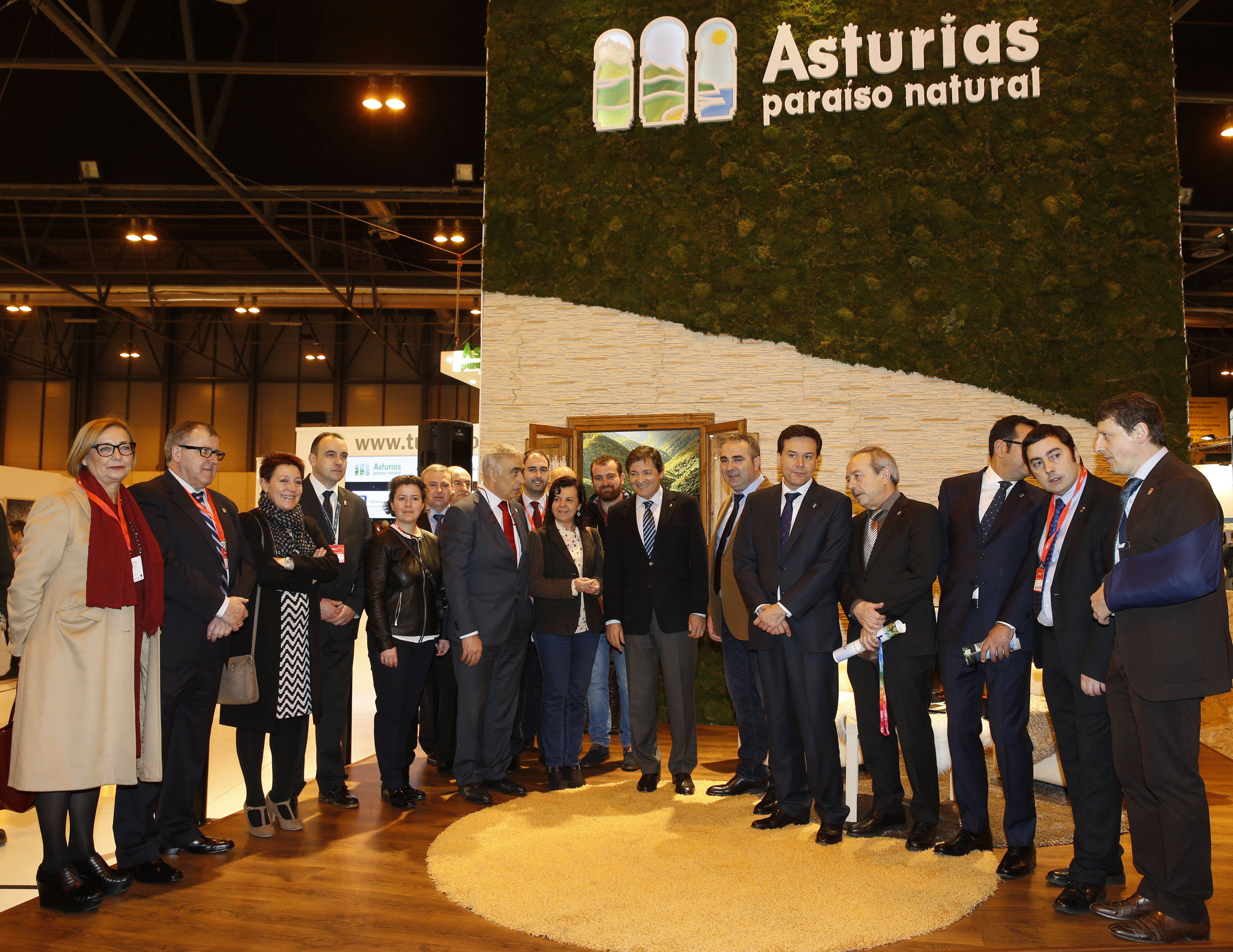 El presidente del Principado y el resto de autoridades posan durante el día de Asturias en Fitur.