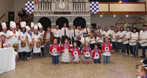 Foto de familia de los participantes en la tamborrada de Necochea.