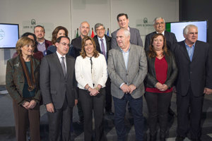 Susana Díaz, junto al resto de participantes en el Plan de Internacionalización.