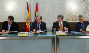 Herrera y los agentes, durante la firma de los acuerdos de Diálogo Social.