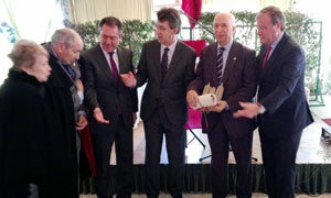 Juan Martínez Majo entrega a Desiderio Castillo la Pulcha Leonina.