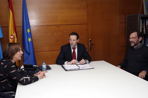 Begoña Serrano, Guillermo Martínez y Fernando Méjica, durante la reunión.