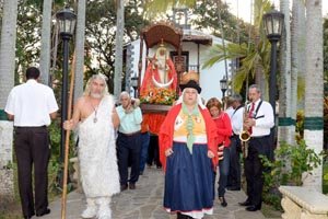 La imagen de la Virgen de Candelaria es sacada en procesión del Oratorio del HCV.