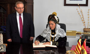 La consejera Milagros Marcos firma como alcaldesa de honor en el libro de honor.
