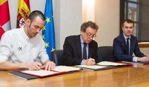 Javier Casado y De Santiago-Juárez, durante la firma del acuerdo. 