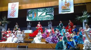 Un momento del acto de coronación de la nueva reina de la Fecacv.