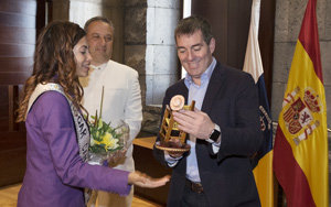 Jinna Ramírez entregó un presente al presidente canario. 