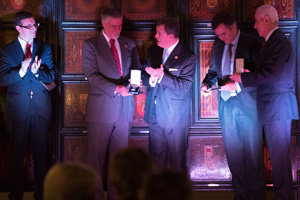 Manuel Portabales entrega la Medalla de Honor de la Emigración a Juan Luz.