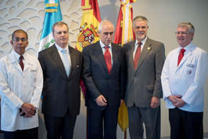 Miras Portugal, Manuel Portabales y Juan Luz, entre dos responsables médicos del hospital español Nuestra Señora del Pilar.