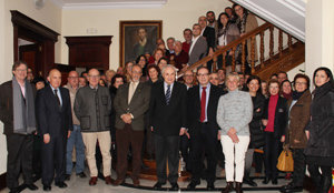 1. José Ramón Ónega, delegado de la Xunta en Madrid y director de la Casa, posa en la foto de familia con los directores de las escuelas EFA