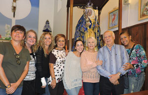 Grupo familiar González-Delgado después de la misa.          